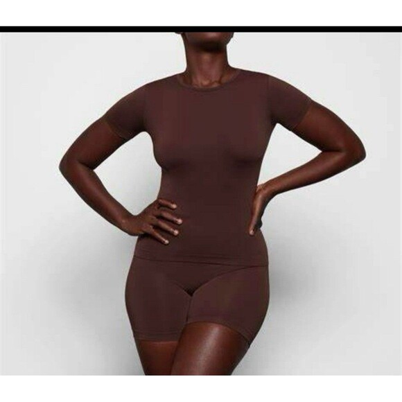 Skims soft smoothing seamless  t-shirt in cocoa - Picture 1 of 4